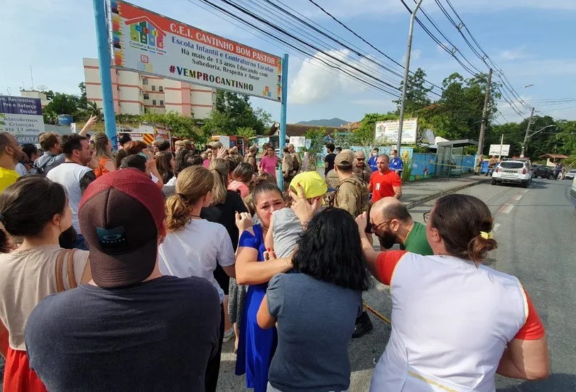 Quatro crianças morrem  em ataque a creche em Blumenau