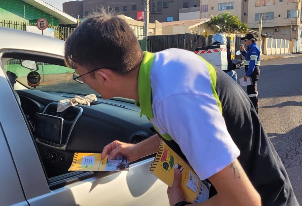 Em blitze educativas, Transitar convida motoristas de aplicativos para regularização até 31 de agosto 