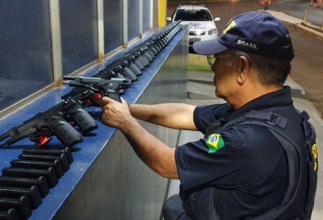 Após 20 km de fuga, PRF apreende no Paraná 29 pistolas que iriam para o RJ