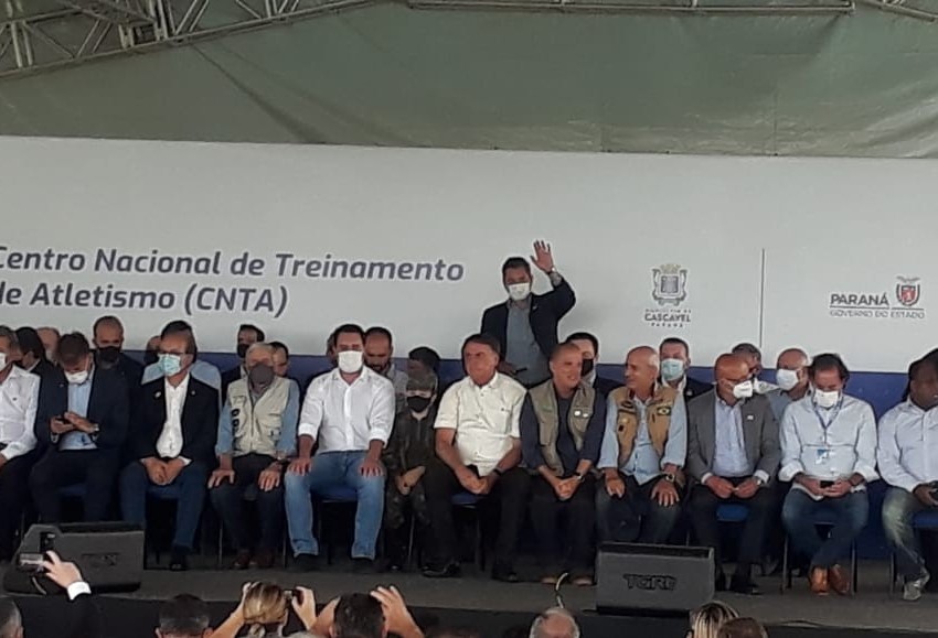 "Não vai faltar energia do leite condensado", diz presidente Jair Bolsonaro