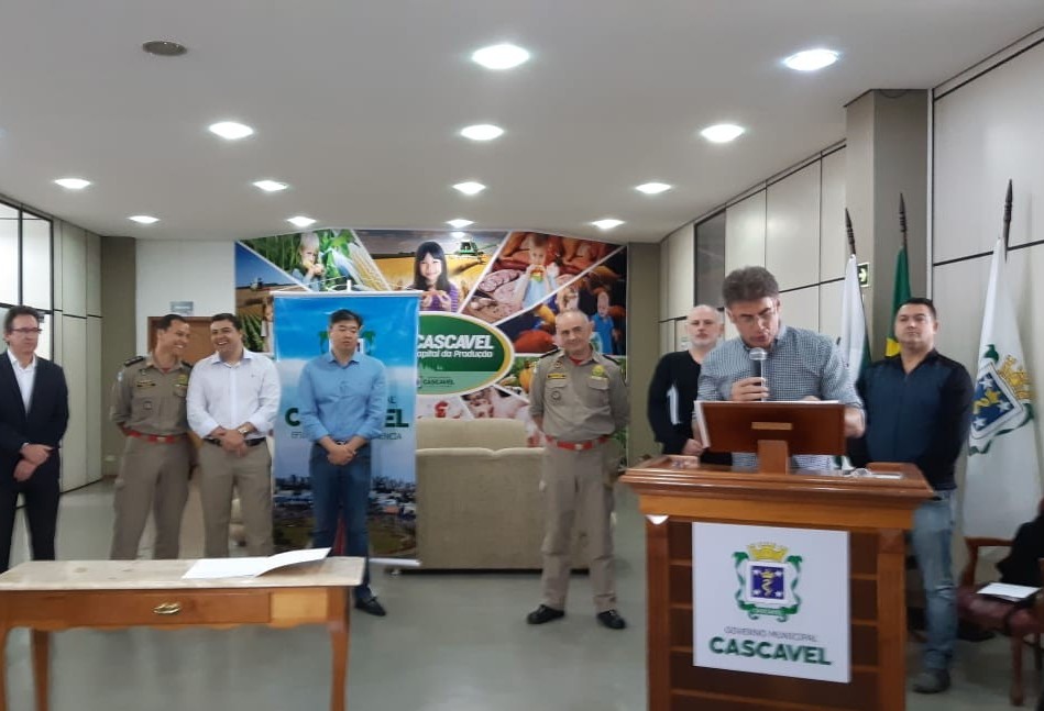 Prefeitura de Cascavel entrega duas ambulâncias para Corpo de Bombeiros