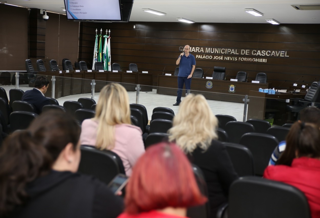 Escola do Legislativo promove curso sobre licitações