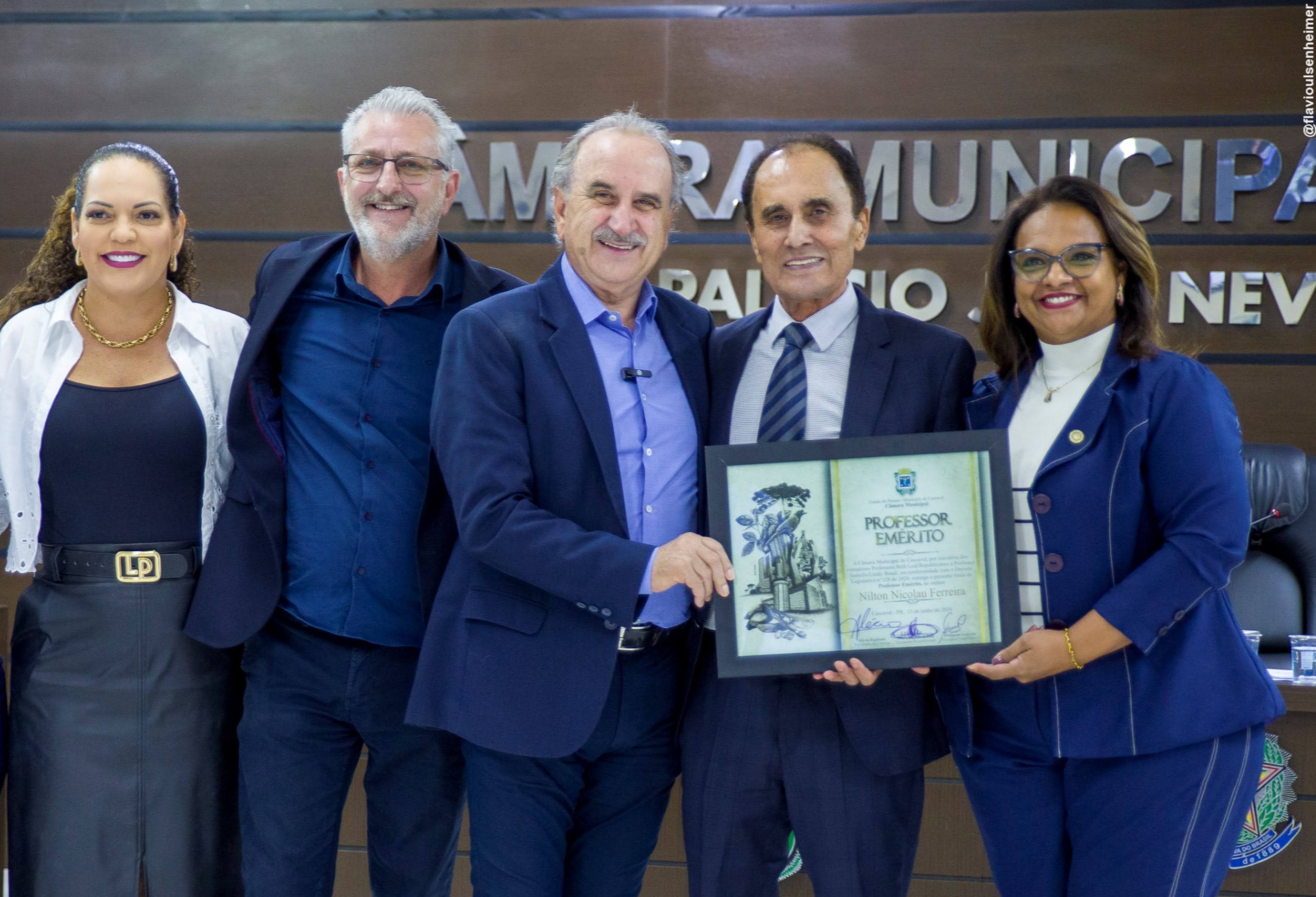 Nilton Nicolau Ferreira  recebe título de Professor Emérito 