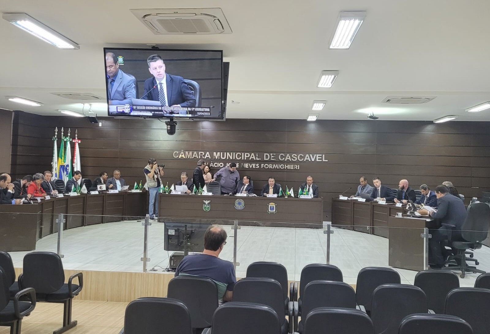 Vereador questiona redução de horas extras 
