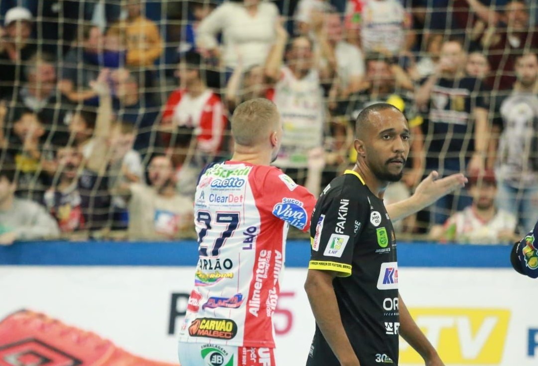 Cascavel Futsal é derrotado pelo Jaraguá em noite de arbitragem confusa