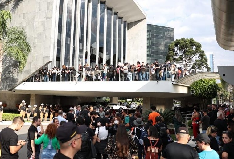 Assembleia Legislativa é invadida por manifestantes e votação presencial é suspensa
