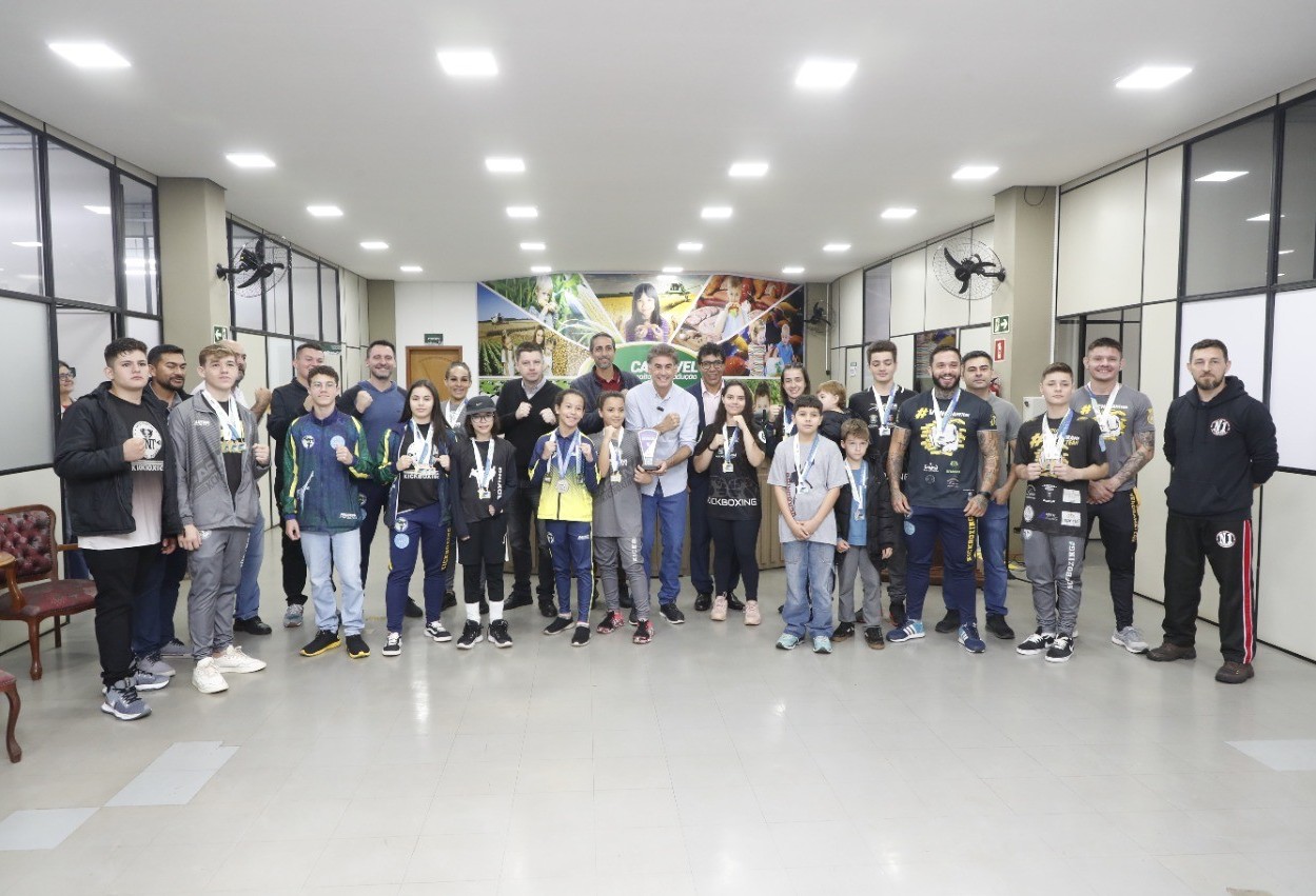 Medalhistas do Kickboxing são recepcionados pelo prefeito Paranhos