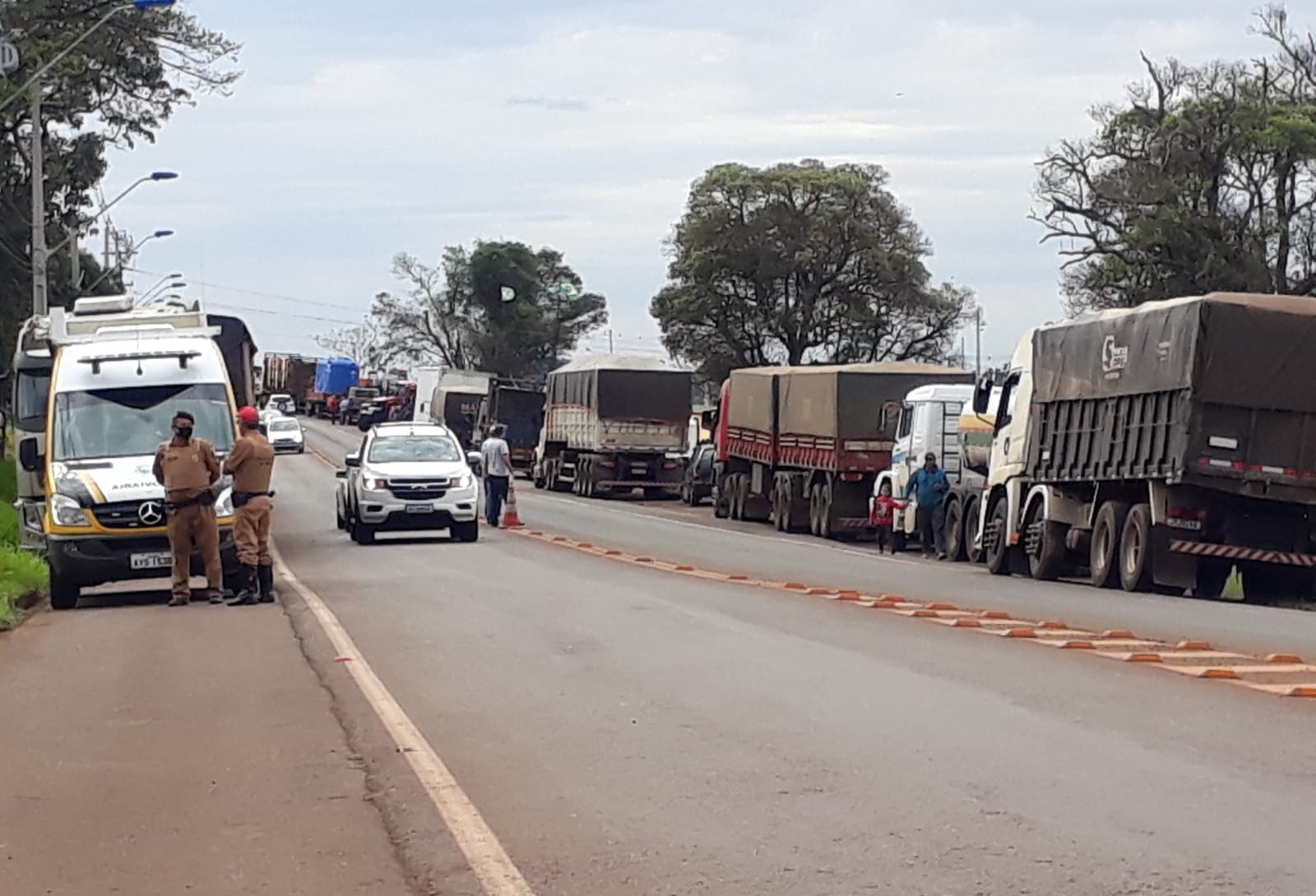 Caminhoneiros realizam manifestação na BR-467