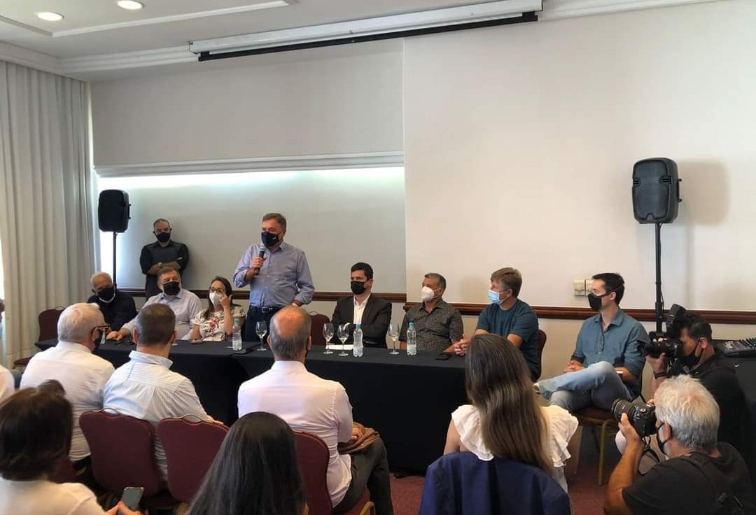 Álvaro Dias  assume Podemos no Paraná 
