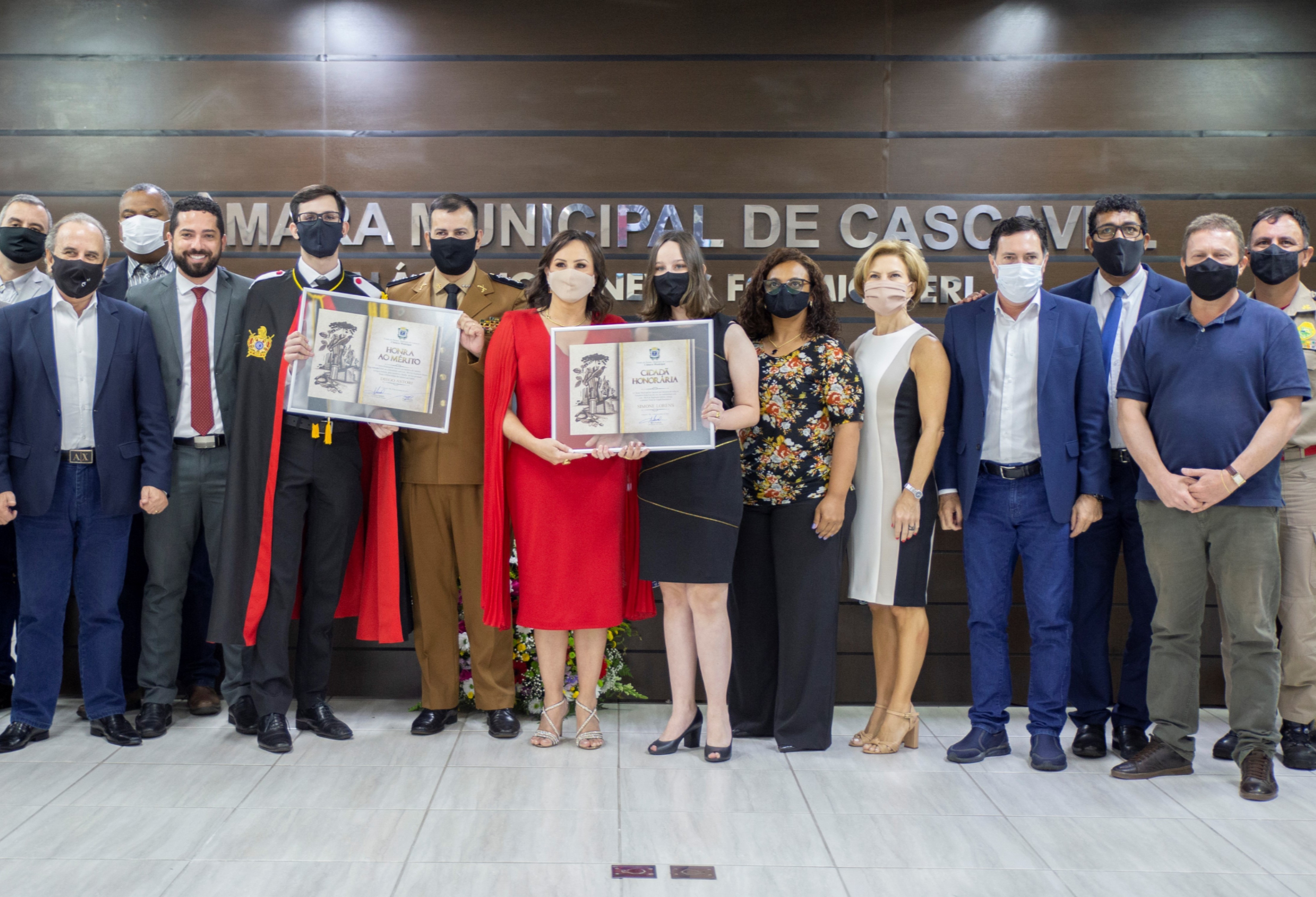 Capitão  Diego Astori e promotora Simone Lorens são homenageados na Câmara Municipal