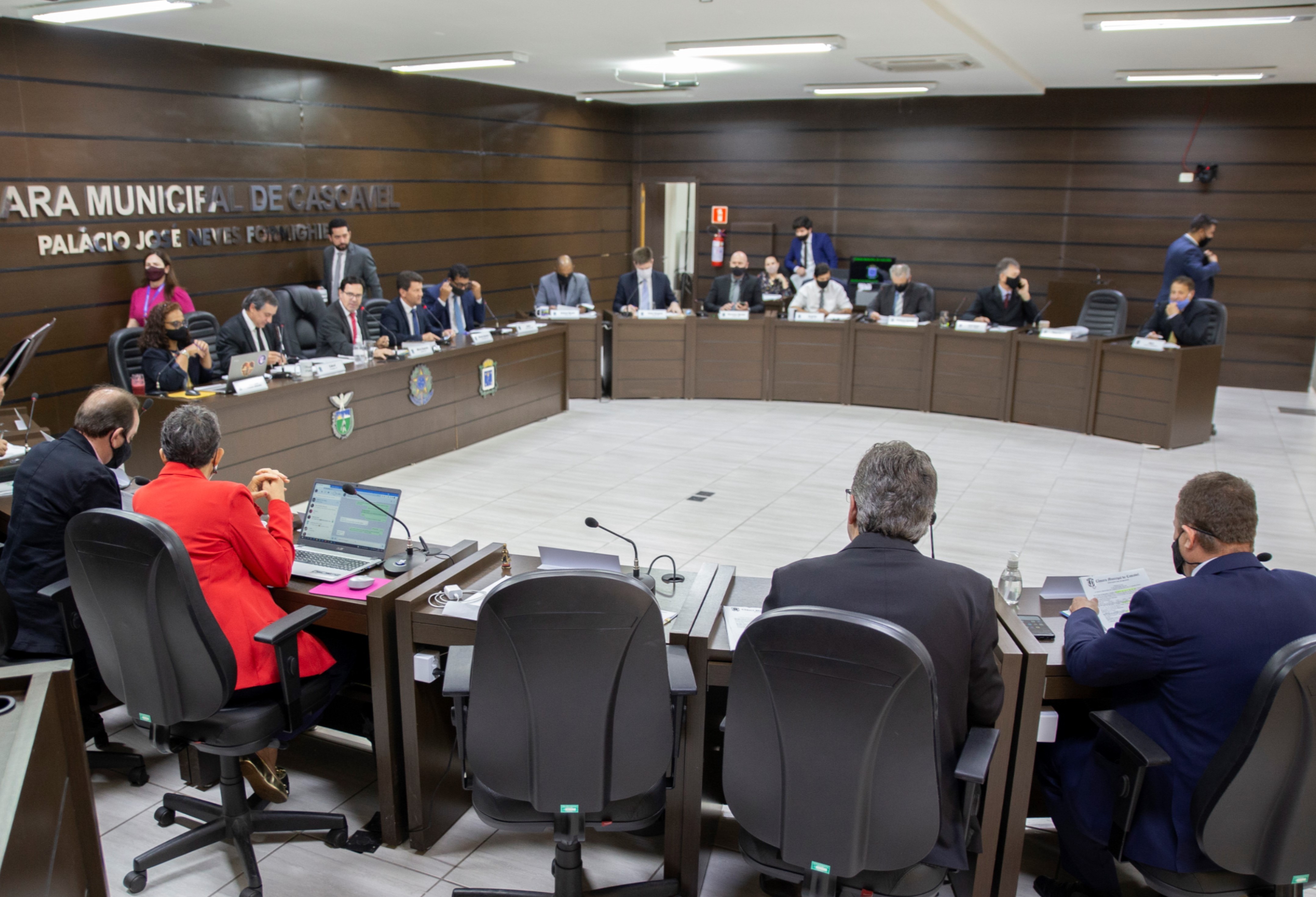 Câmara acata parecer do TCE e aprova contas do prefeito Paranhos 