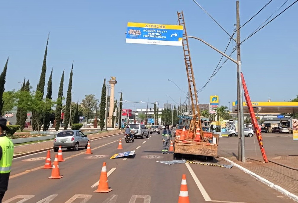 Rotas alternativas urbanas recebem reforço na sinalização vertical para indicar travessias seguras