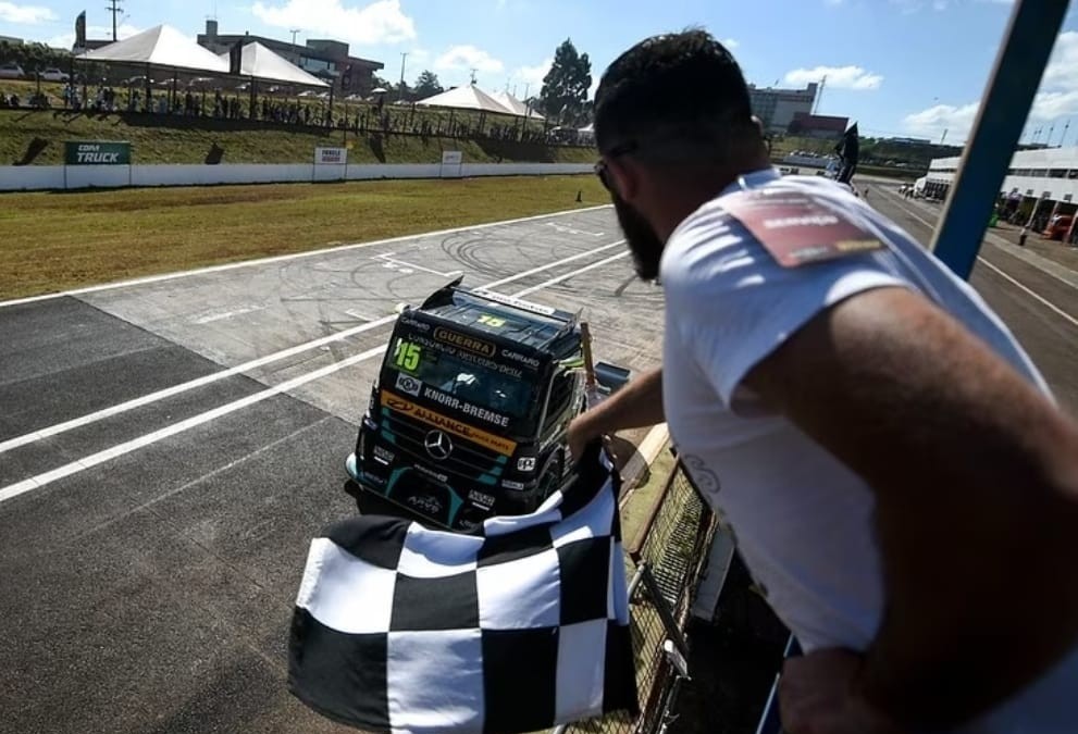 Roberval Andrade conquista duas vitórias e a liderança da Copa Truck