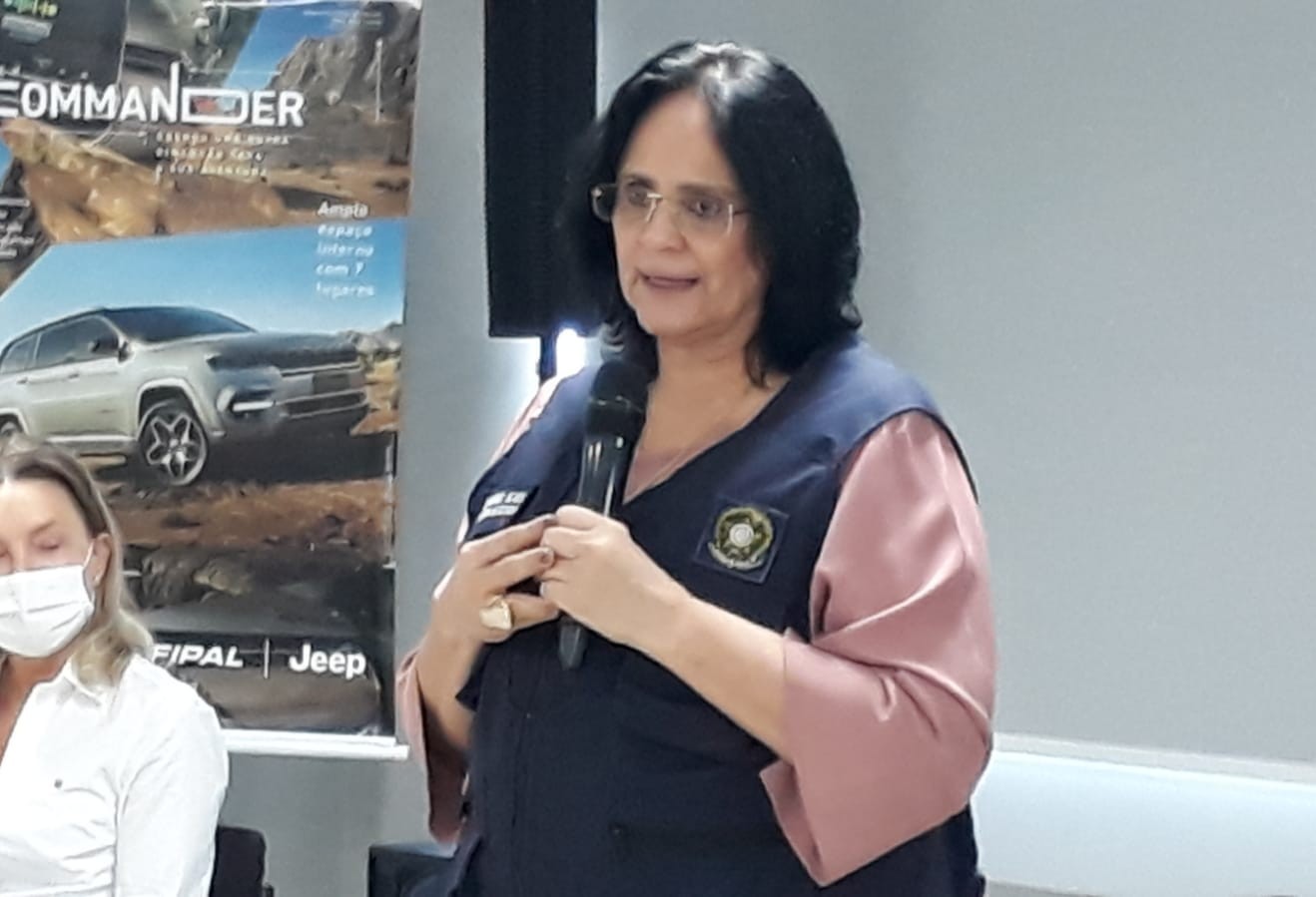 Ministra entrega veículos para conselhos tutelares da Região Oeste 