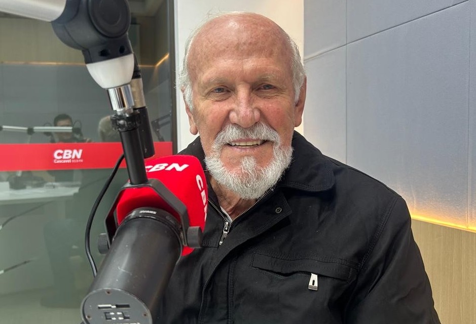 "Completo hoje 75 anos de idade, são mais de 50 anos dedicados ao vôlei. Sinto-me realizado", diz Ladir Salvi