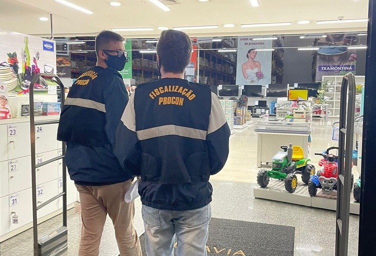 Procon fiscaliza preços e qualidade de brinquedos e roupas infantis