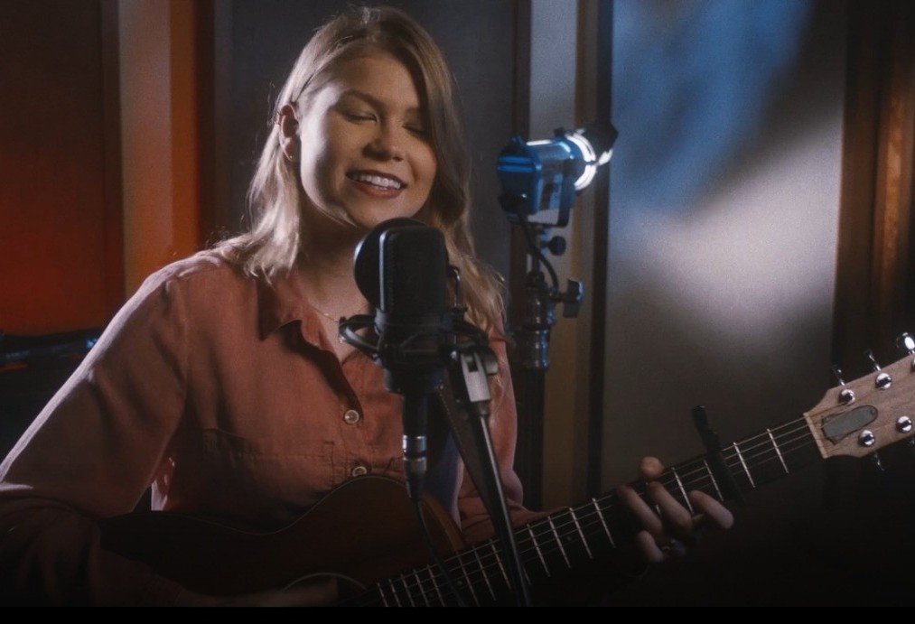 Cantora Vicka compôs e dá voz à música da campanha "Deixa pra lá"