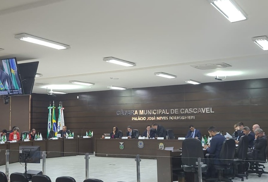 Vereadores recuam e Prefeito veta 13º salário e aumento de cadeiras em Cascavel
