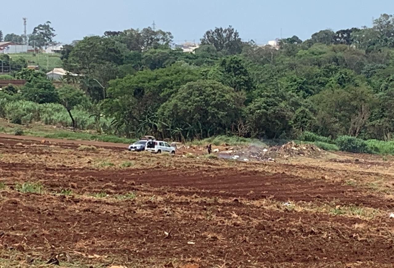 Homens são flagrados jogando lixo e fazendo queimadas em área de nascente