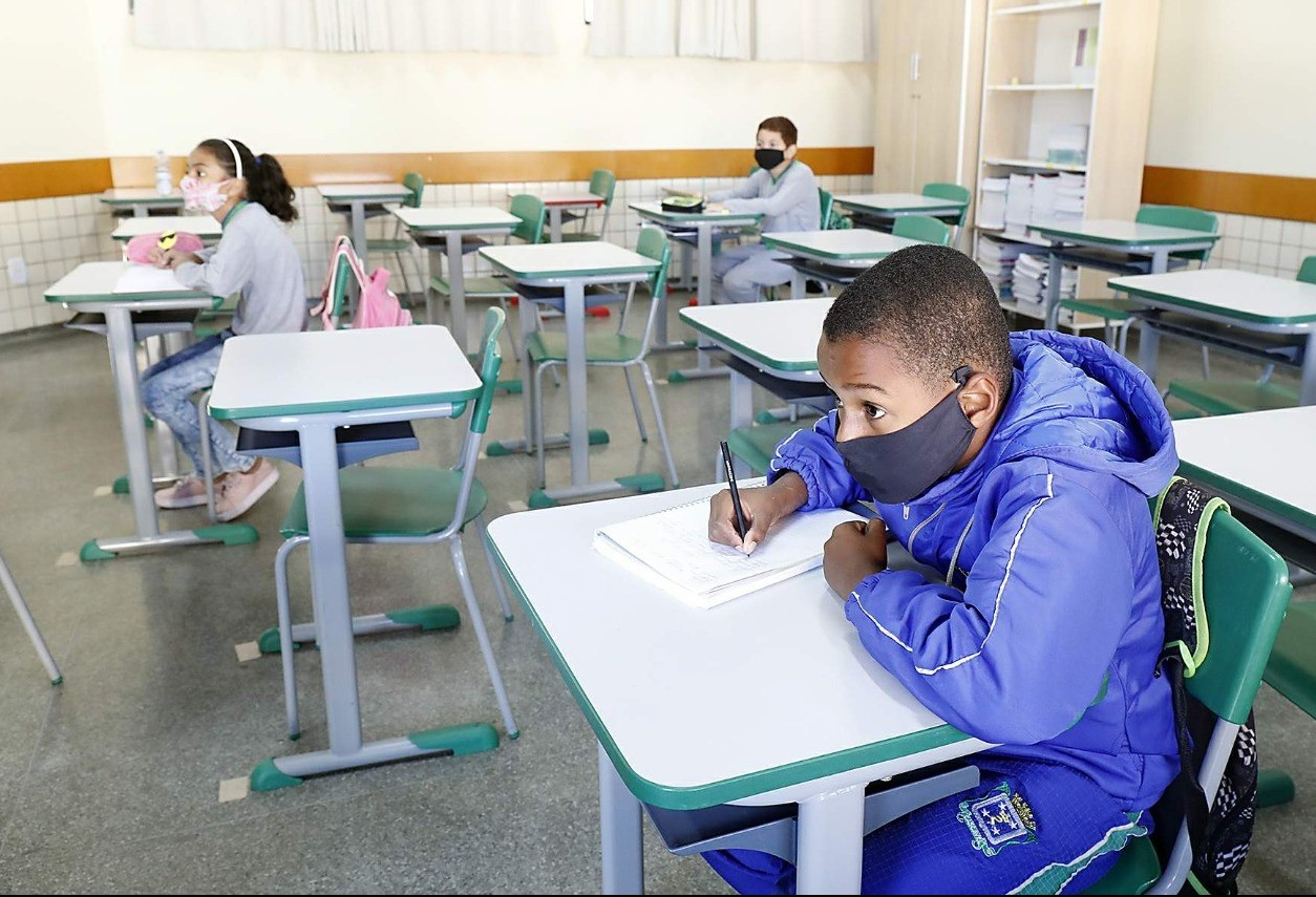 De forma programada, alunos retornam às salas de aula no Riviera