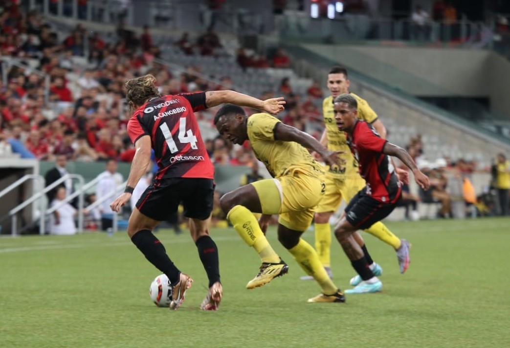 Cascavel faz bom jogo em Curitiba, mas perde para o Athletico por 1x0