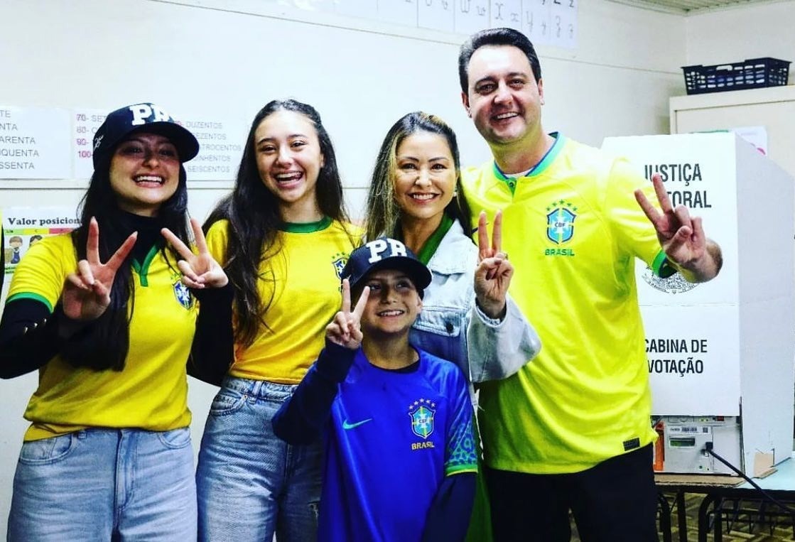 Ratinho Junior (PSD) vota ao lado da família e vestido com a camisa da seleção brasileira