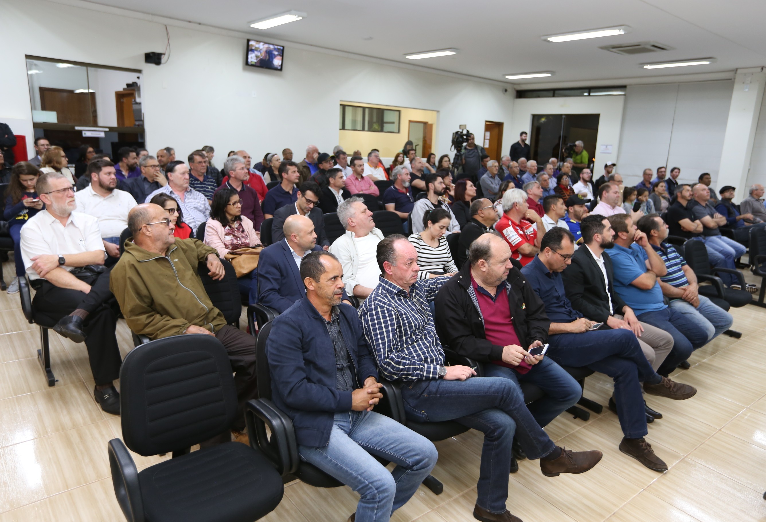 Comerciantes e moradores sugerem melhorias para a Avenida Carlos Gomes