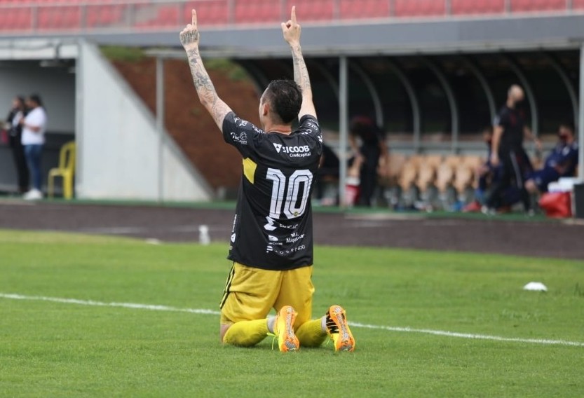 FC Cascavel vence Athletico de virada e está na final do Paranaense 2021