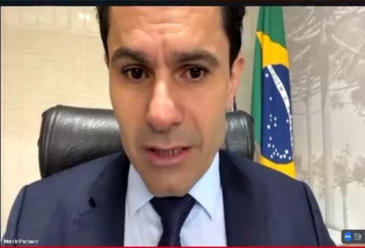 "Sigo na mesma linha em defesa dos valores da família e trabalhando em prol da coletividade"