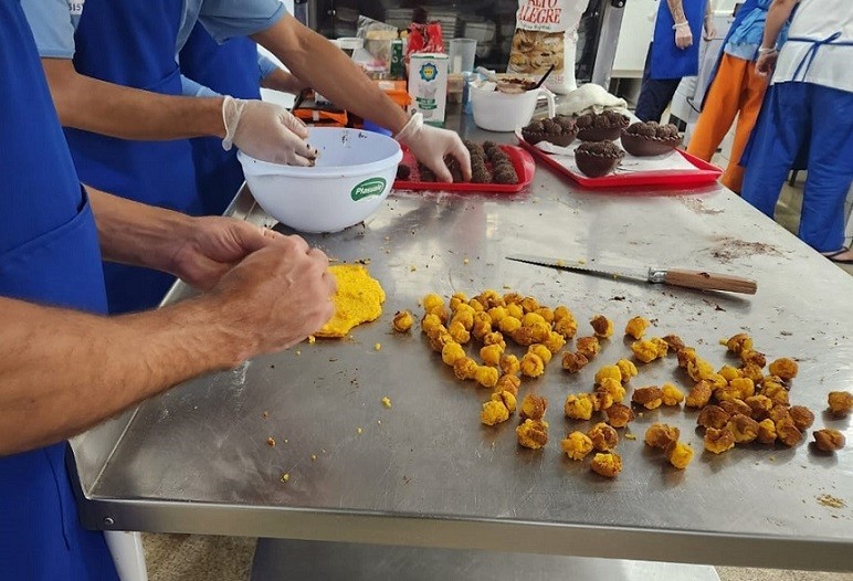 Curso voltado para confeitaria de páscoa qualifica pessoas privadas de liberdade em Cascavel