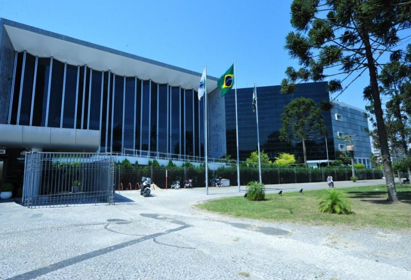 Deputados paranaenses aprovam criação de 542 novos cargos em comissão