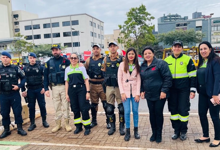 Cotrans realiza ação de conscientização aos motociclistas no centro de Cascavel