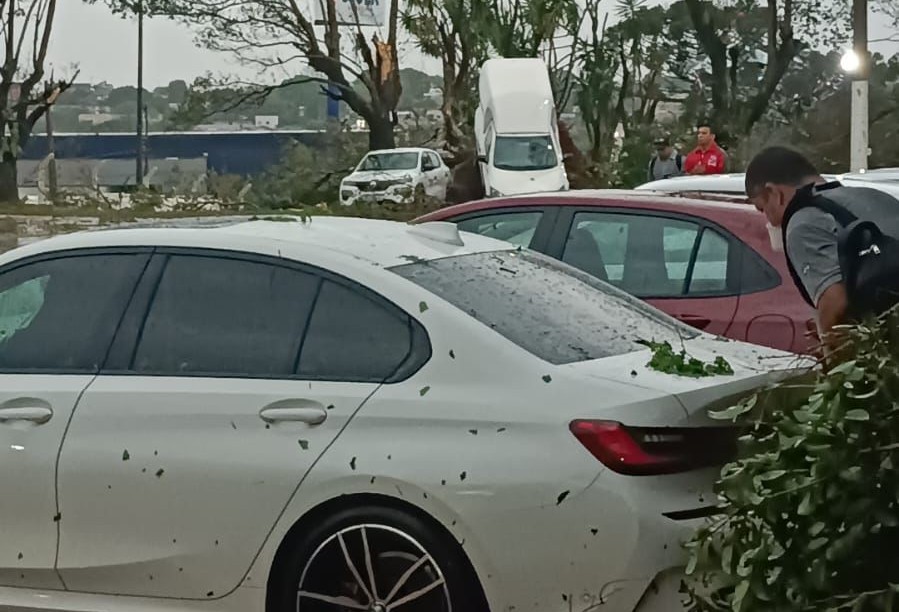 Temporal causa destruição em vários bairros de Cascavel