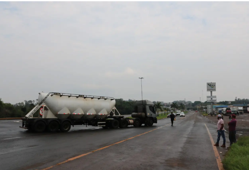 Manifestantes bloqueiam PR 182