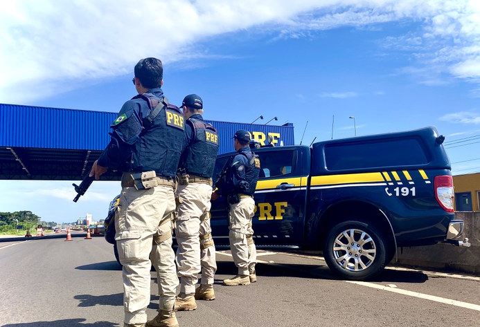 PRF realiza operação para fiscalizar lei do descanso para motoristas