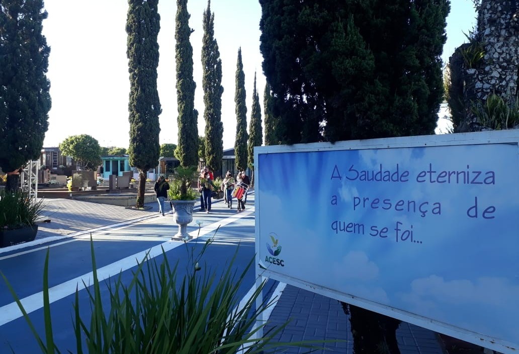 Movimento é grande no cemitério Central de Cascavel 