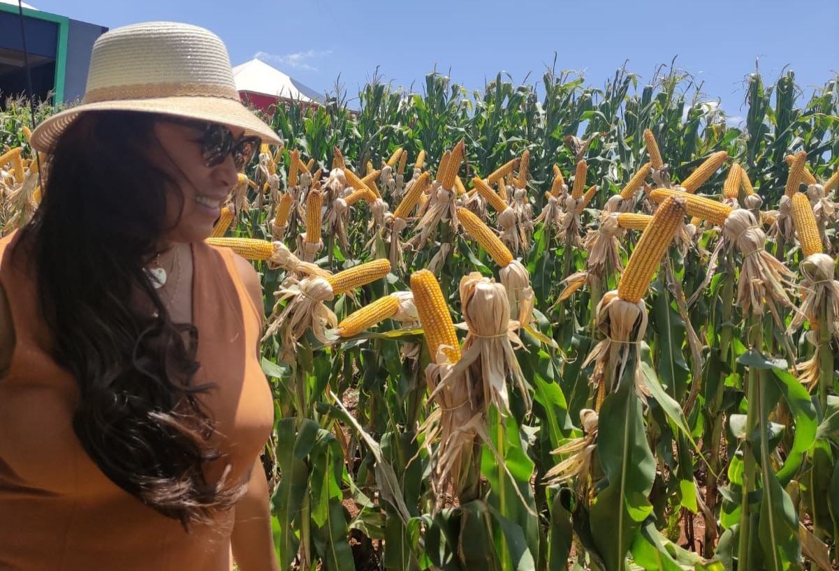 Representante da Academia de Liderança das Mulheres do Agronegócio do Paraguai conhece o Show Rural 