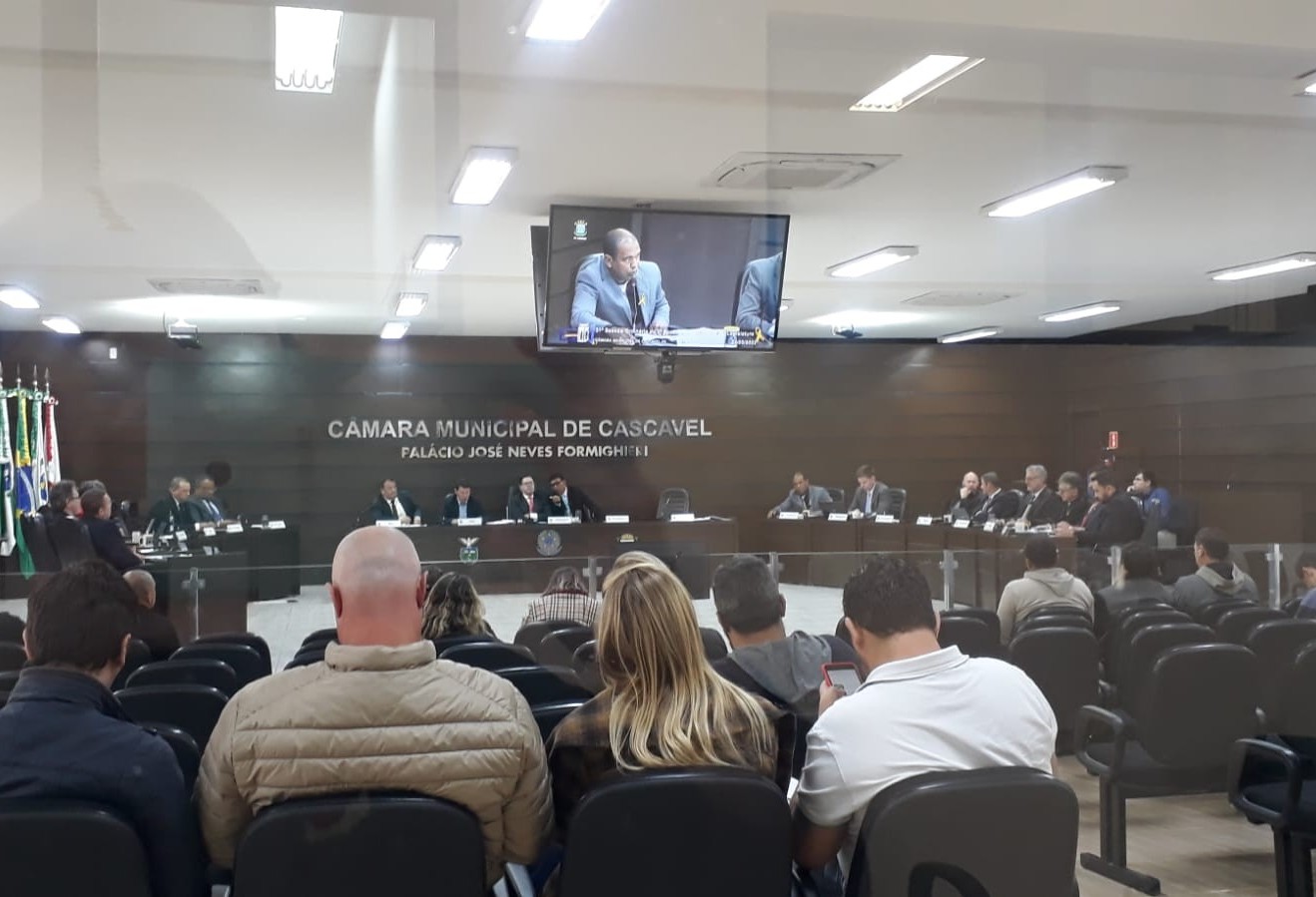Câmara vota revisão anual de salários para servidores e assessores; emenda retira reposição para vereadores