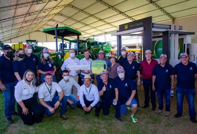 Ação Entre Amigos: Uopeccan entrega trator para ganhador no Show Rural