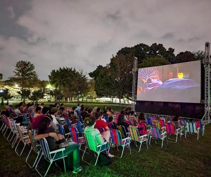 Projeto Cinema na Praça leva sessões gratuitas ao ar livre nesta terça (19), em Cascavel