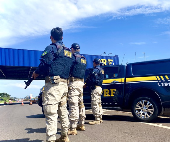PRF realiza operação para fiscalizar lei do descanso para motoristas