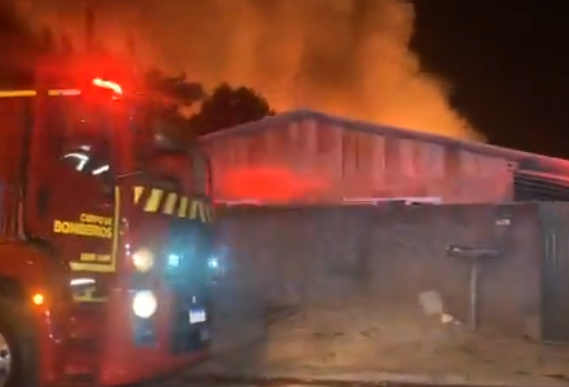 Incêndio destrói casas no bairro Interlagos, em Cascavel 