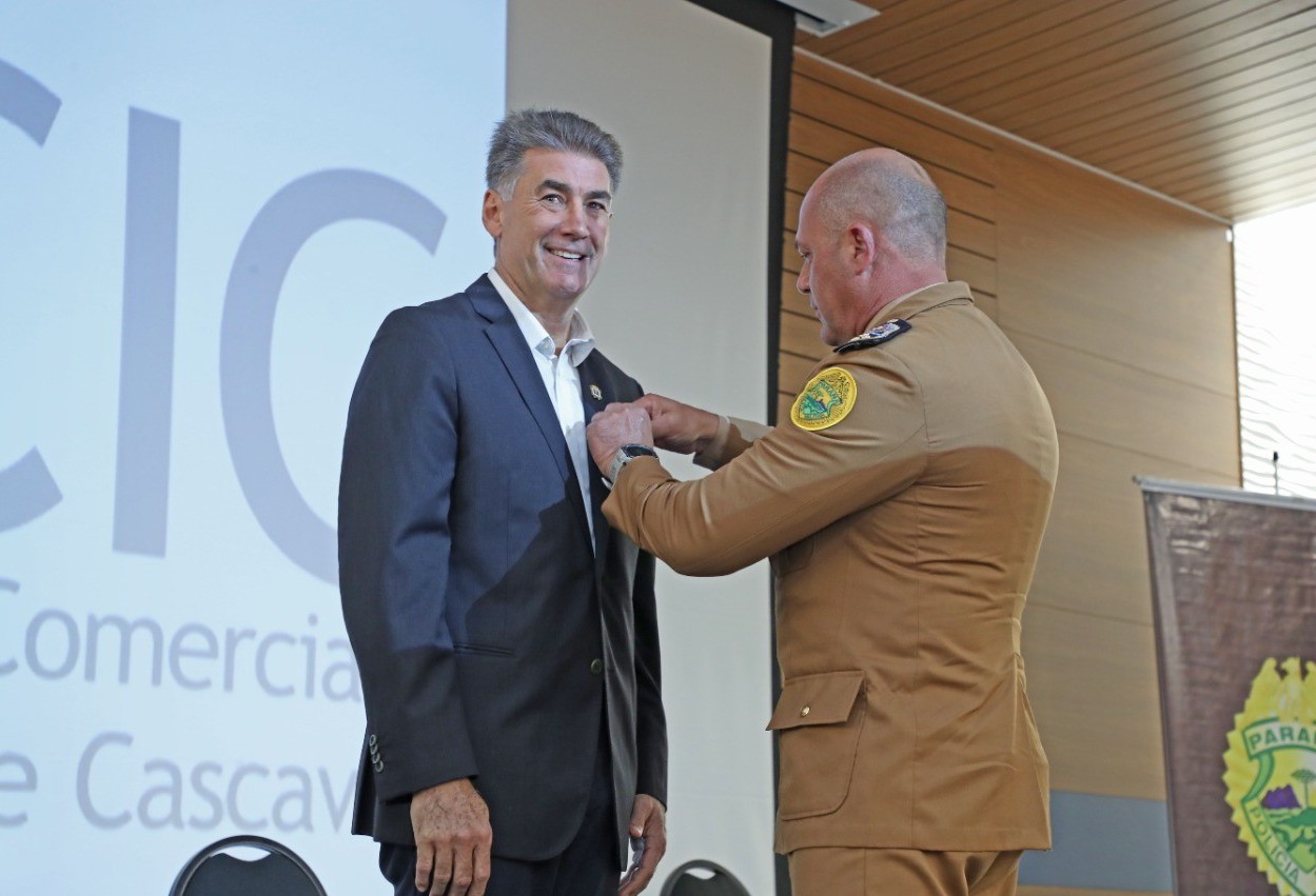 Prefeito Paranhos é homenageado com medalha Coronel Sarmento