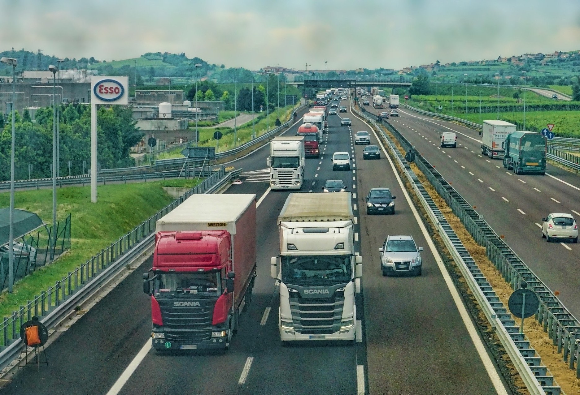 Qual a importância do transporte e das rodovias no Brasil ?