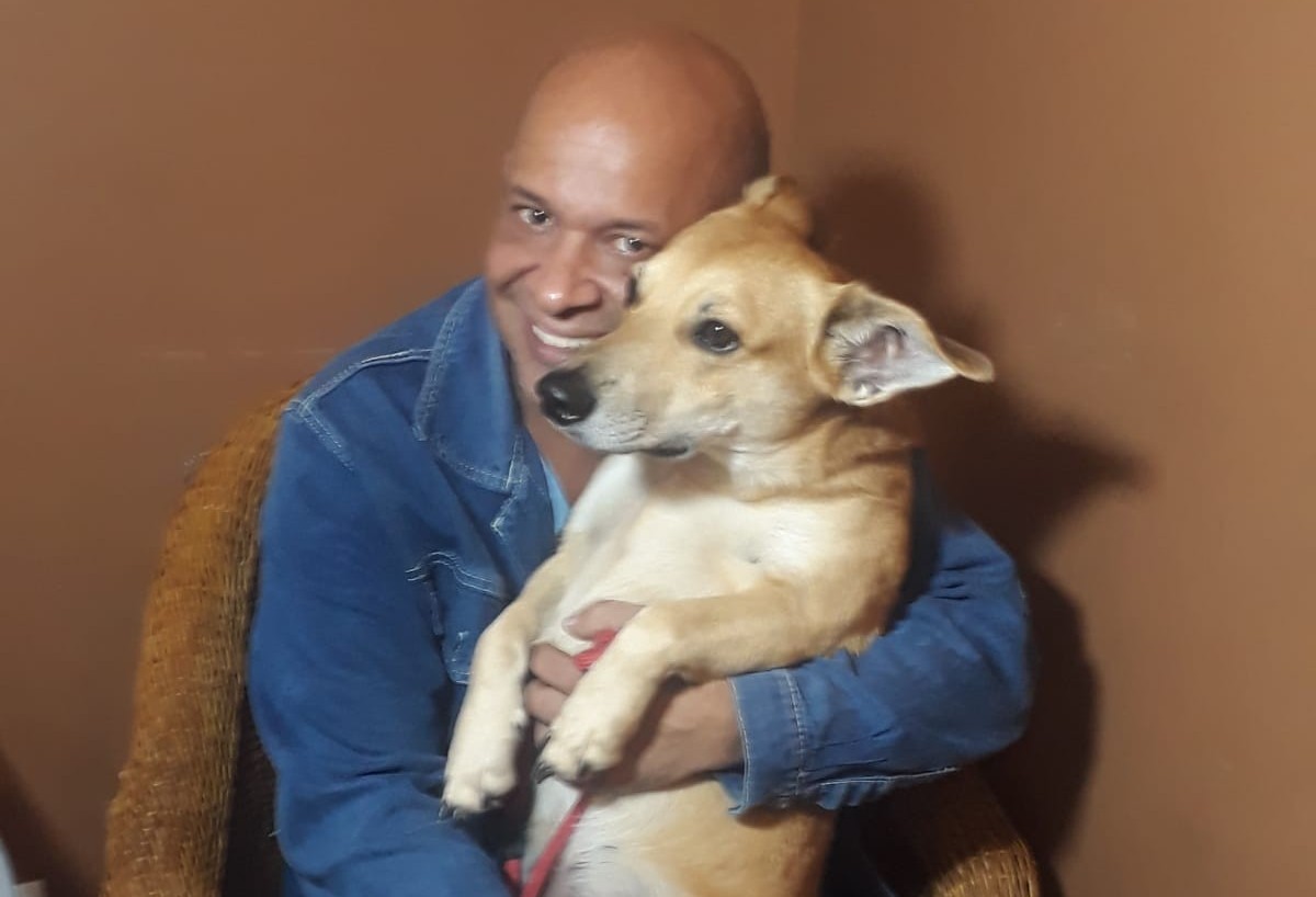 Homem impedido de embarcar com o cão em Cascavel reencontra animal