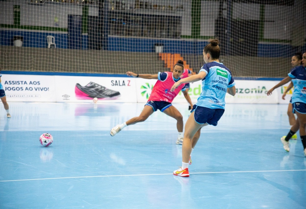 Stein e Adef se enfrentam nesta segunda-feira pela Liga Feminina de Futsal na Neva