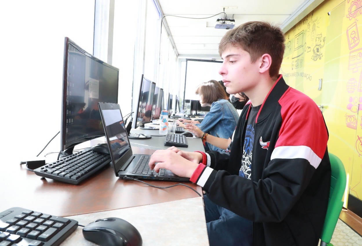 Carreta leva cursos tecnológicos para jovens, adolescentes e crianças